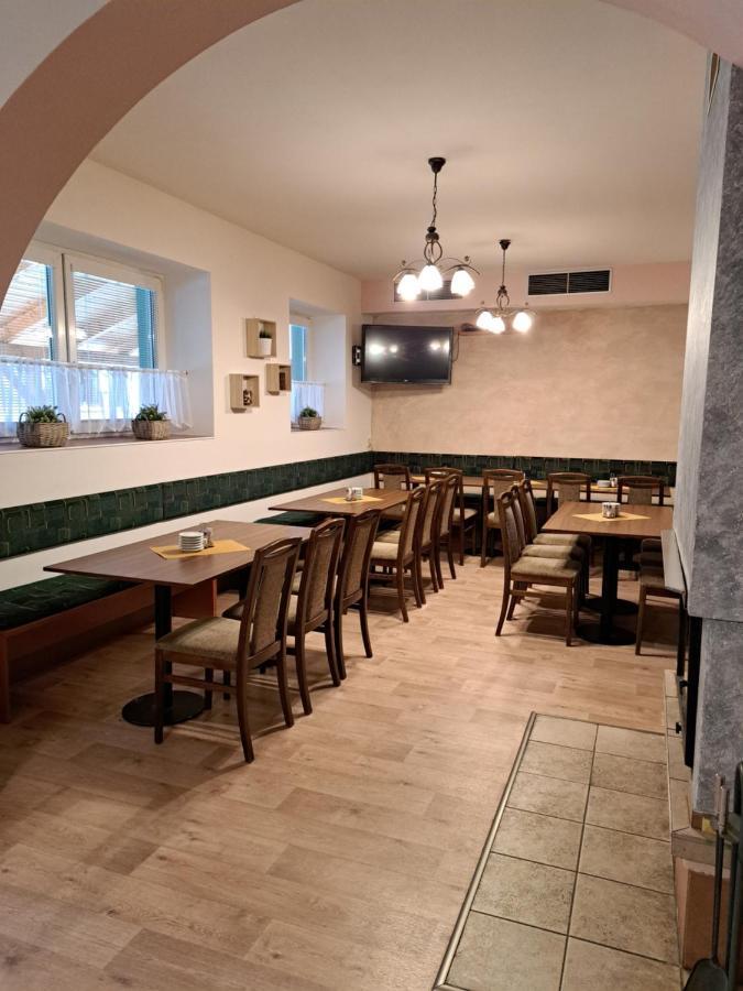Penzion A Pizzerie Na Zalozne Kobylí Buitenkant foto