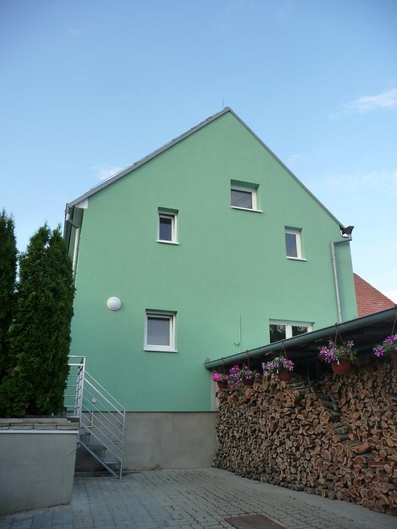 Penzion A Pizzerie Na Zalozne Kobylí Buitenkant foto